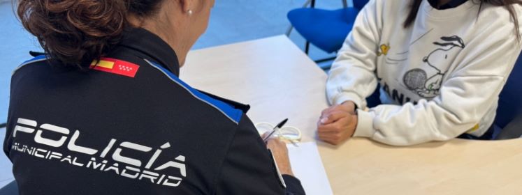 Agente Policia Municipal en una entrevista a un menor 