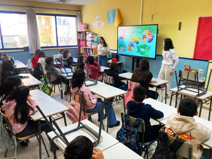 Momento de los talleres sobre alimentación saludable y sostenible en un colegio público de Madrid